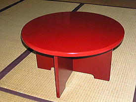 朱塗りの小さい丸テーブル