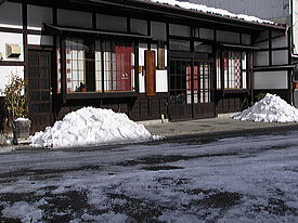 店舗前の雪